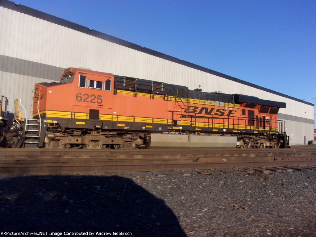 BNSF 6225 Infront